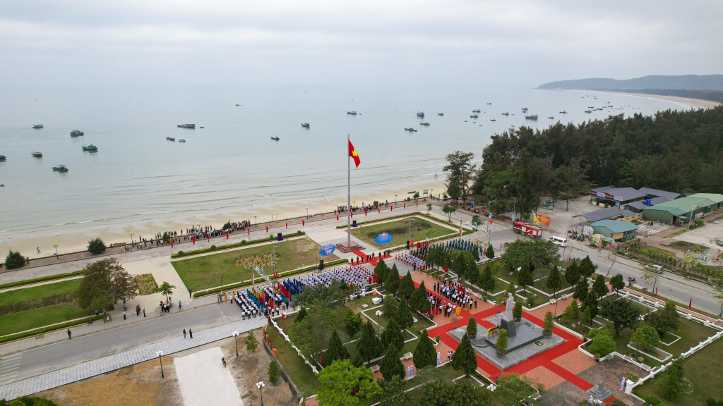 huyện Cô Tô tổ chức lễ thượng cờ và cắt băng khánh thành Cột cờ chủ quyền trên đảo Cô Tô.