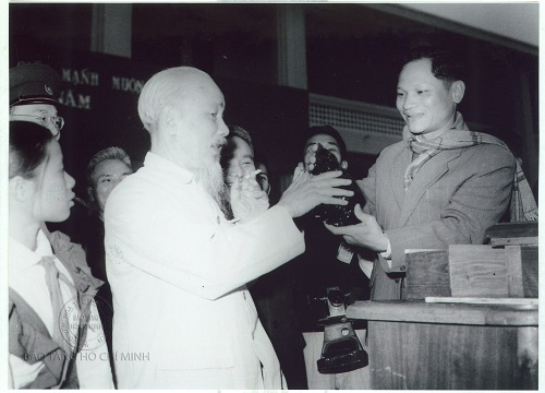 Bác Hồ nâng niu hòn than do Bí thư Tỉnh ủy Nguyễn Thọ Chân dâng tặng vào Tết Ất Tỵ năm 1965 tại thị xã Hòn Gai. Ảnh tư liệu của Bảo tàng Hồ Chí Minh.