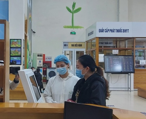 Nhân viên Bệnh viện Sản nhi tỉnh hướng dẫn người dân quẹt thẻ thông tin để nhập viện.