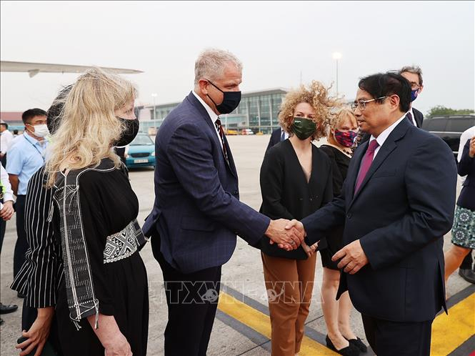 Tại sân bay quốc tế Nội Bài (Hà Nội), các đại biểu tiễn Thủ tướng Phạm Minh Chính lên đường tham dự Hội nghị Cấp cao đặc biệt ASEAN - Hoa Kỳ; thăm, làm việc tại Hoa Kỳ và Liên hợp quốc. Ảnh: Dương Giang/TTXVN