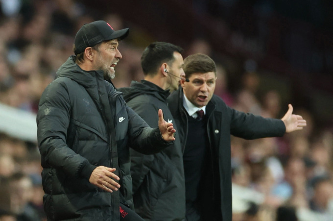 HLV Klopp chỉ đạo cầu thủ Liverpool trong trận đấu với Aston Villa của Steven Gerrard. Ảnh: Reuters