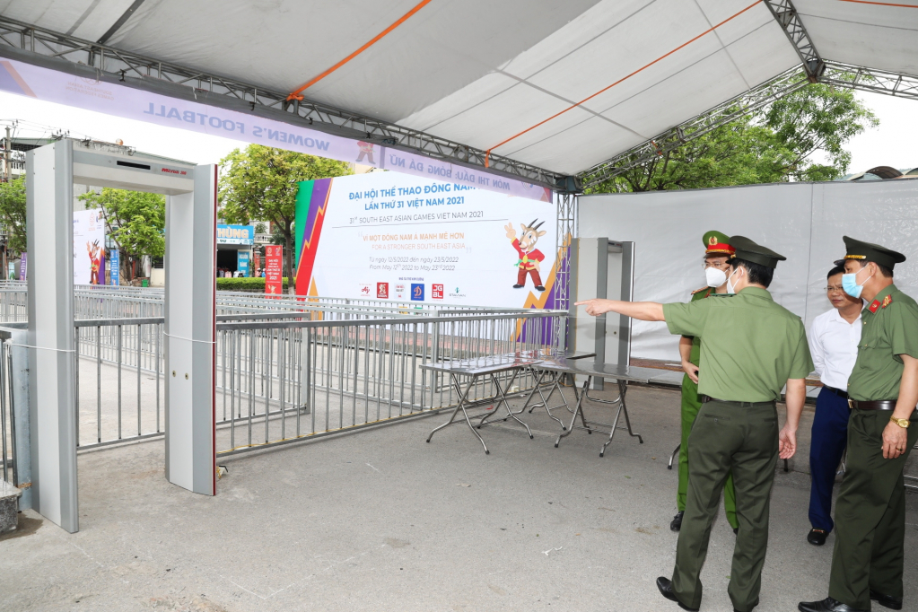 Lực lượng chức năng kiểm tra công tác chuẩn bị, an ninh khu vực ra vào tại Sân vận động Cẩm Phả. 