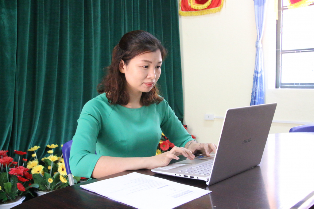 Cô giáo Nguyễn Thị Quỳnh say mê nghiên cứu phương pháp giảng dạy mới, để mỗi tiết học trở nên sinh động, lý thú hơn.
