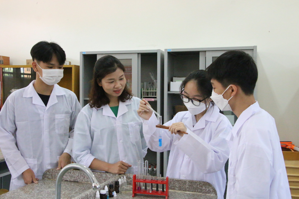 Cô giáo Nguyễn Thị Quỳnh cùng các em học sinh đội tuyển Hoá học trong giờ thực hành thí nghiệm