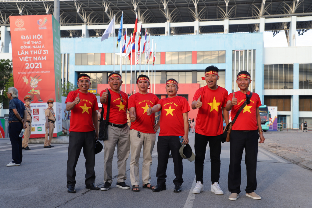 Các cổ động viên thể hiện tinh thần cổ vũ hết mình cho Đội tuyển bóng đá nữ Việt Nam. 