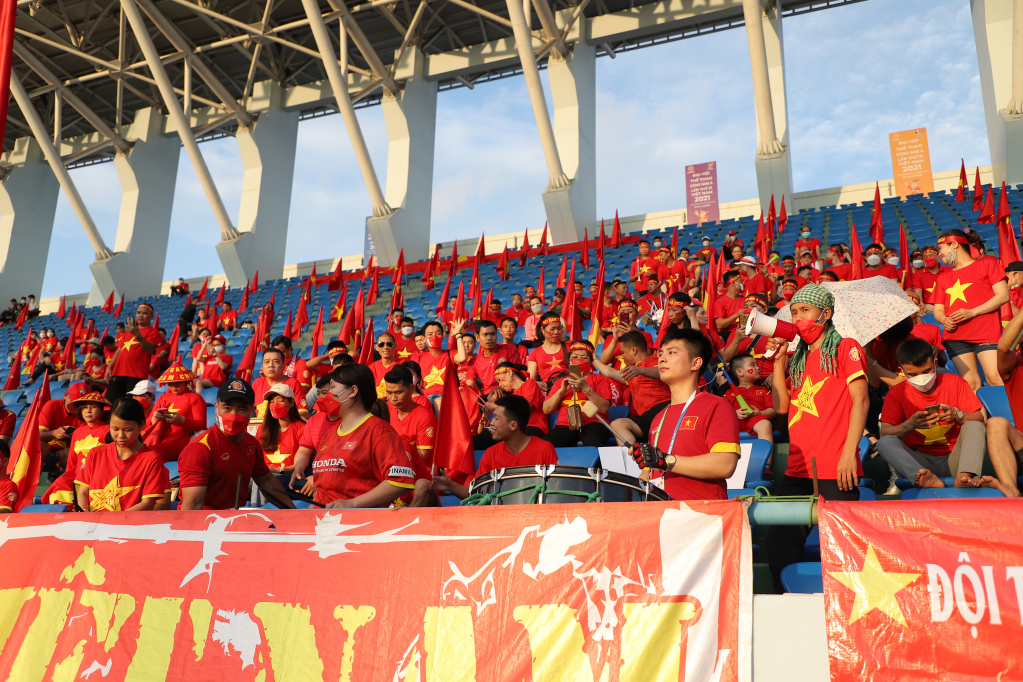 Trong khoảng khắc này, người dân Việt Nam đang cùng chung một nhịp đập với tình yêu vô bờ dành cho các cầu thủ.  