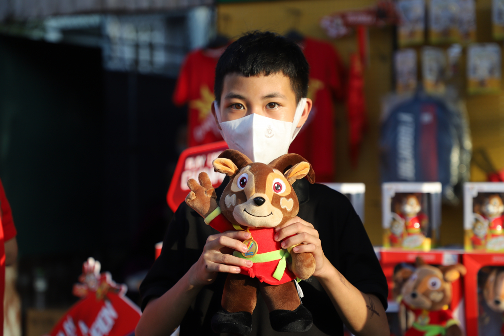 Cổ động viên nhí với linh vật của SEA Games 31. 