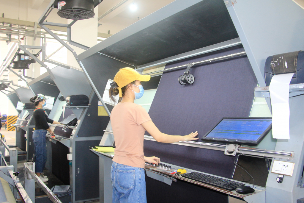 Sản xuất sản phẩm vải tại Công ty TNHH Dệt may Bắc Giang, KCN Cảng biển Hải Hà. Ảnh: Mạnh Trường