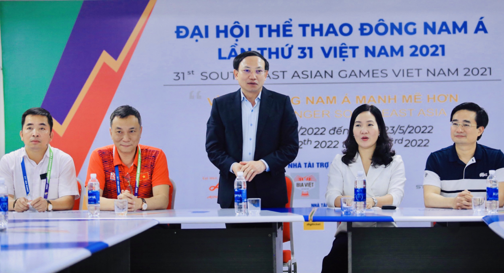 Đồng chí Bí thư khen ngợi tinh thần thi đấu cũng như biểu dương cách chơi bóng của Đội tuyển nữ Việt Nam.