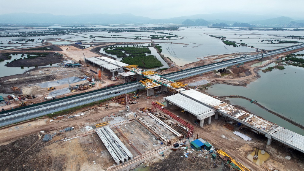 Dự án đường nối từ đường cao tốc Hạ Long-Hải Phòng đến đường tỉnh 338 (giai đoạn 1) đang được các đơn vị thi công đẩy nhanh tiến độ.