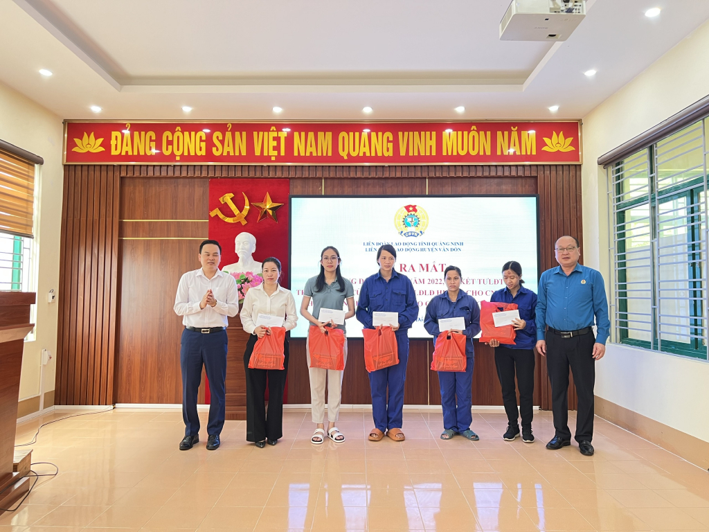 Lãnh đạo LĐLĐ tỉnh, huyện Vân Đồn trao quà hỗ trợ cho công nhân có hoàn cảnh khó khăn.