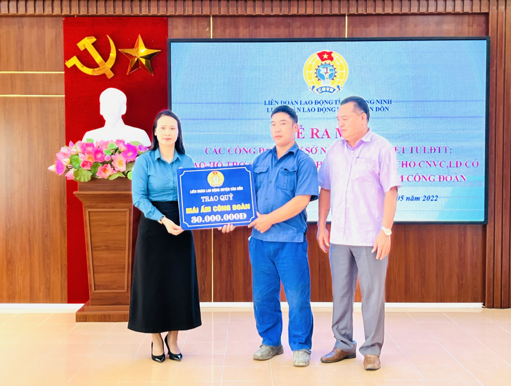 Lãnh đạo LĐLĐ huyện trao hỗ trợ kinh phí xây Mái ấm công đoàn cho đoàn viên Nguyễn