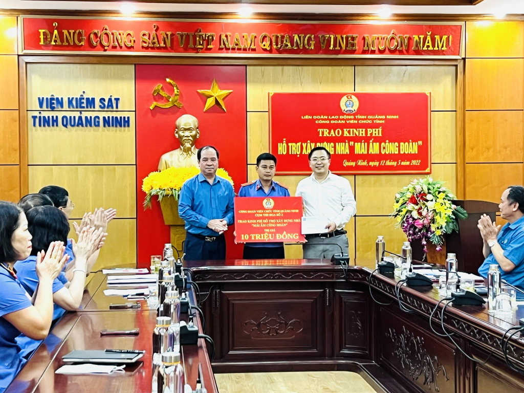Lãnh đạo Công đoàn viên chức tỉnh và Cụm thi đua số 2 trao hỗ trợ kinh phí xây nhà cho gia đình anh Lương Mạnh Thường.