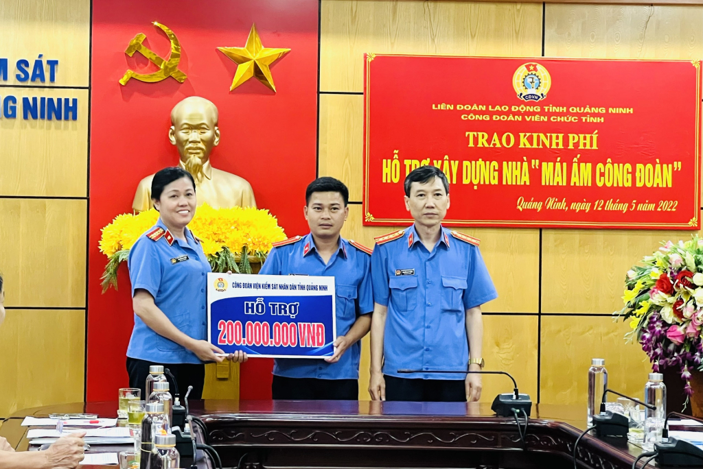 Lãnh đạo Viện kiểm sát tỉnh trao hỗ trợ kinh phí xây Mái ấm công đoàn cho anh Lương Mạnh Thường.