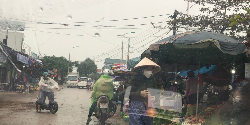 Hoạt động mua, bán diễn ra ngay sát lòng đường