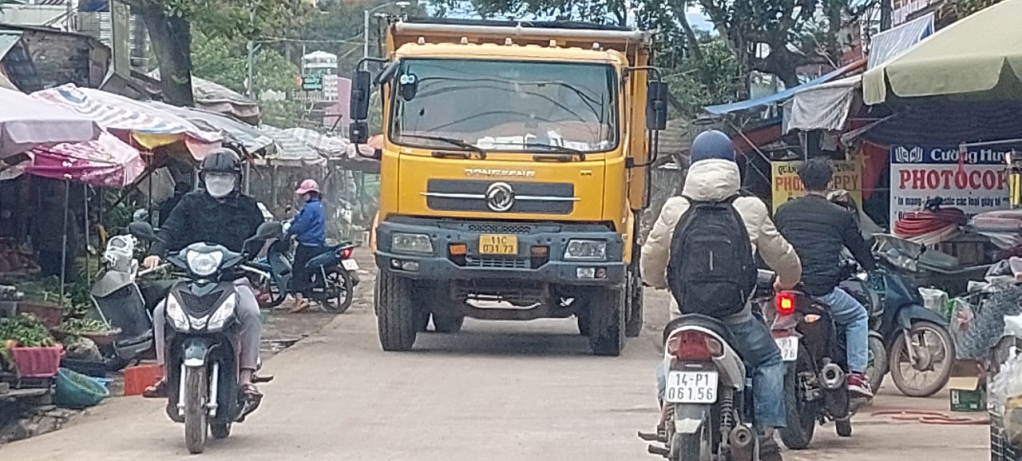 Đặc biệt, tại khu vực này hàng ngày có rất nhiều xe tải vận chuyển đất, đá, vật liệu xây dựng, có nguy cơ cao gây mất an toàn giao thông.