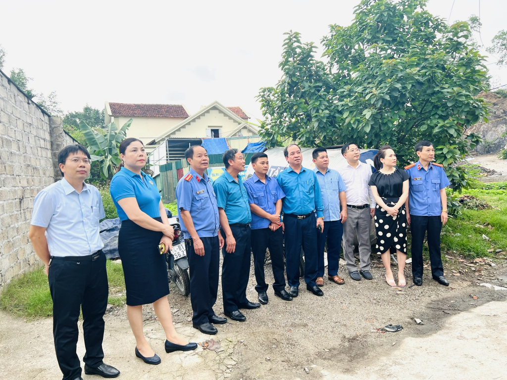 Lãnh đạo LĐLĐ tỉnh, Công đoàn viên chức, Viện kiểm sát thăm ngôi nhà đang xây dựng và động viên anh Lương Mạnh Thường.