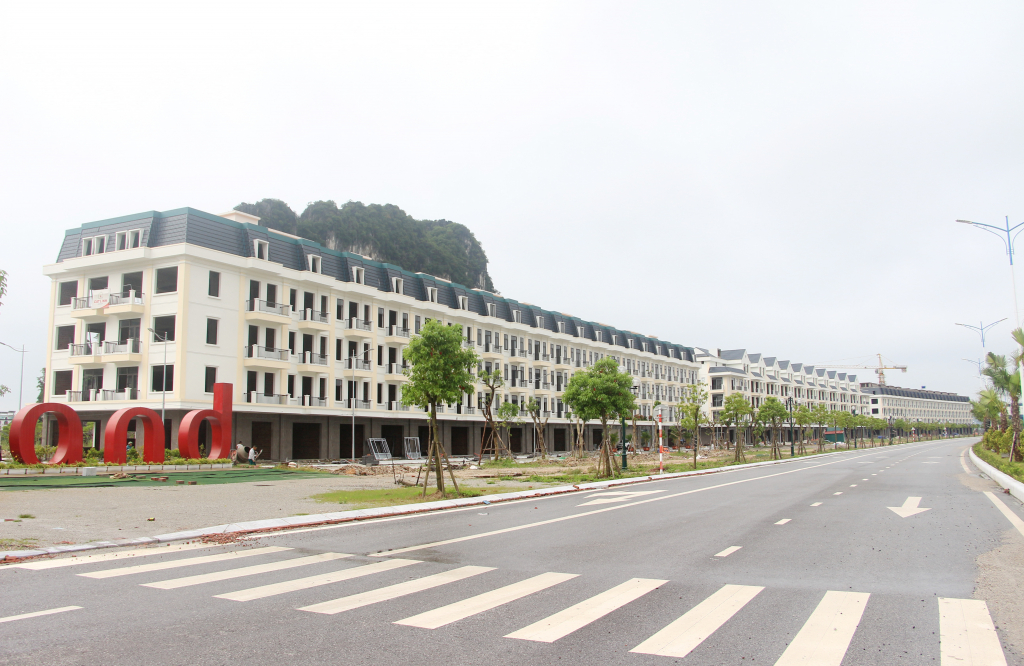 65 căn hộ cao cấp tại Khu đô thị và bến cảng cao cấp Ao Tiên đang được hoàn thiện. Ảnh: Mạnh Trường