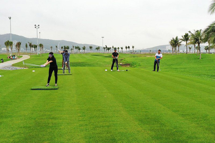 Du khách chơi golf tại sân golf Tuần Châu. 