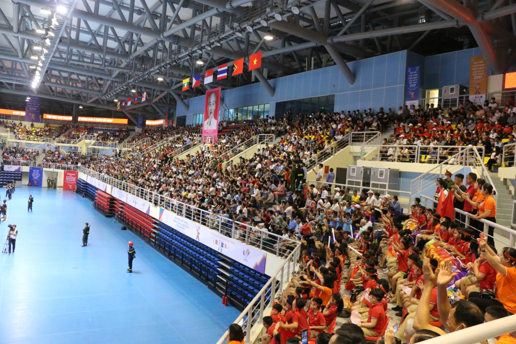 Đông đảo khán giả đến cỗ vũ cho đội tuyển bóng chuyền nữ Việt Nam.