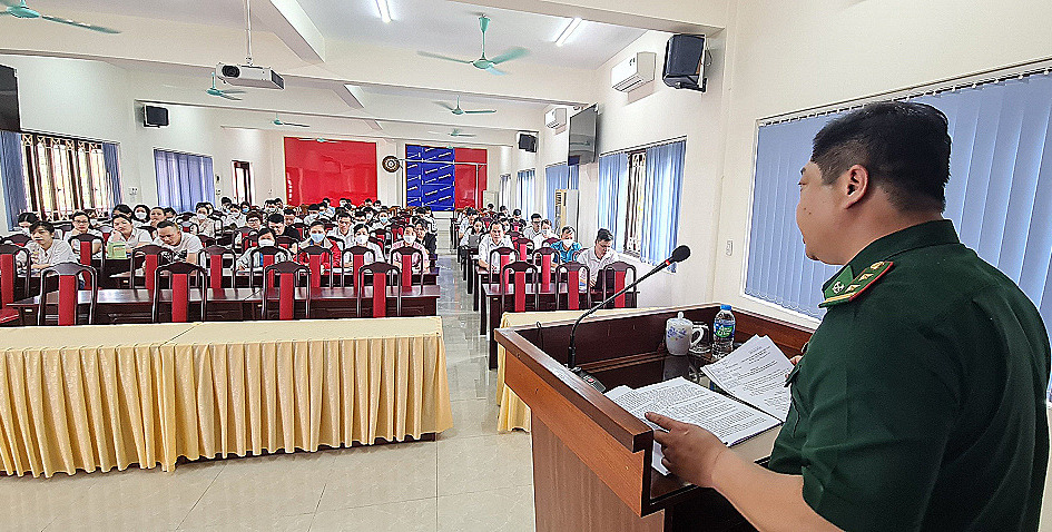 Lãnh đạo Đồn Biên phòng cửa khẩu cảng Hòn Gai giới thiệu những nội dung cơ bản của Luật Biên phòng Việt Nam cho đội ngũ đảng viên mới của TP Hạ Long.