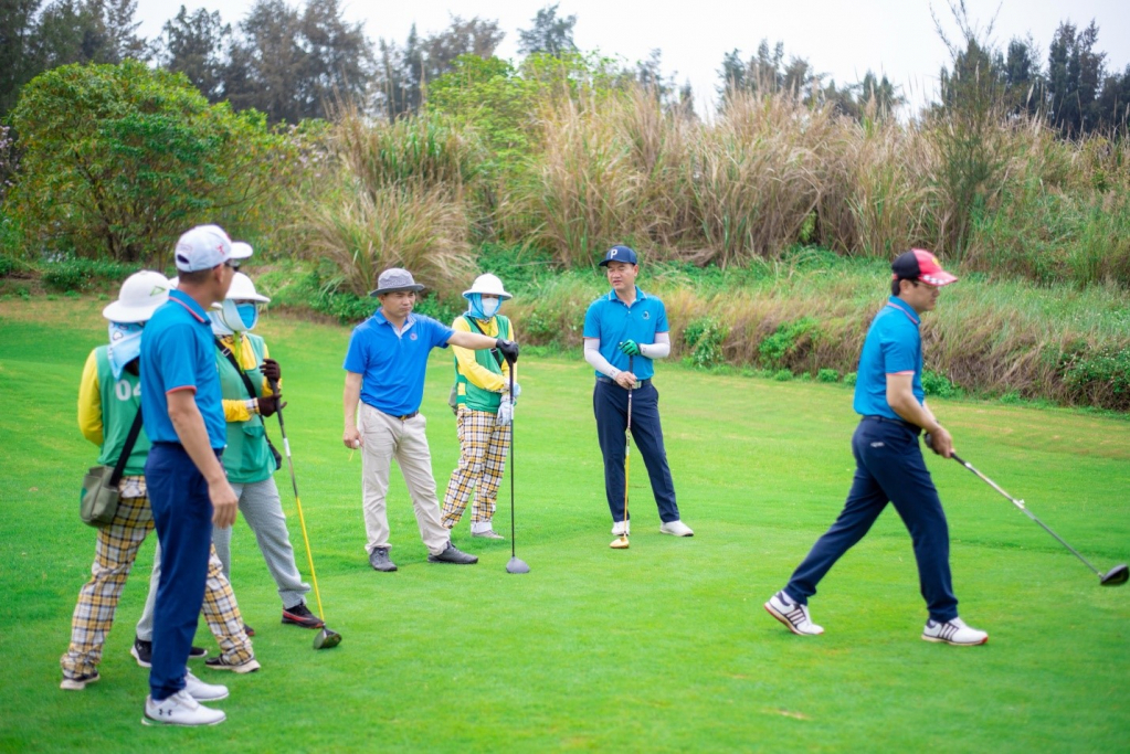 Du khách chơi golf tại sân Golf Vĩnh Thuận (TP Móng Cái). Ảnh: Trần Tương - Trung tâm VH-TT Móng Cái.