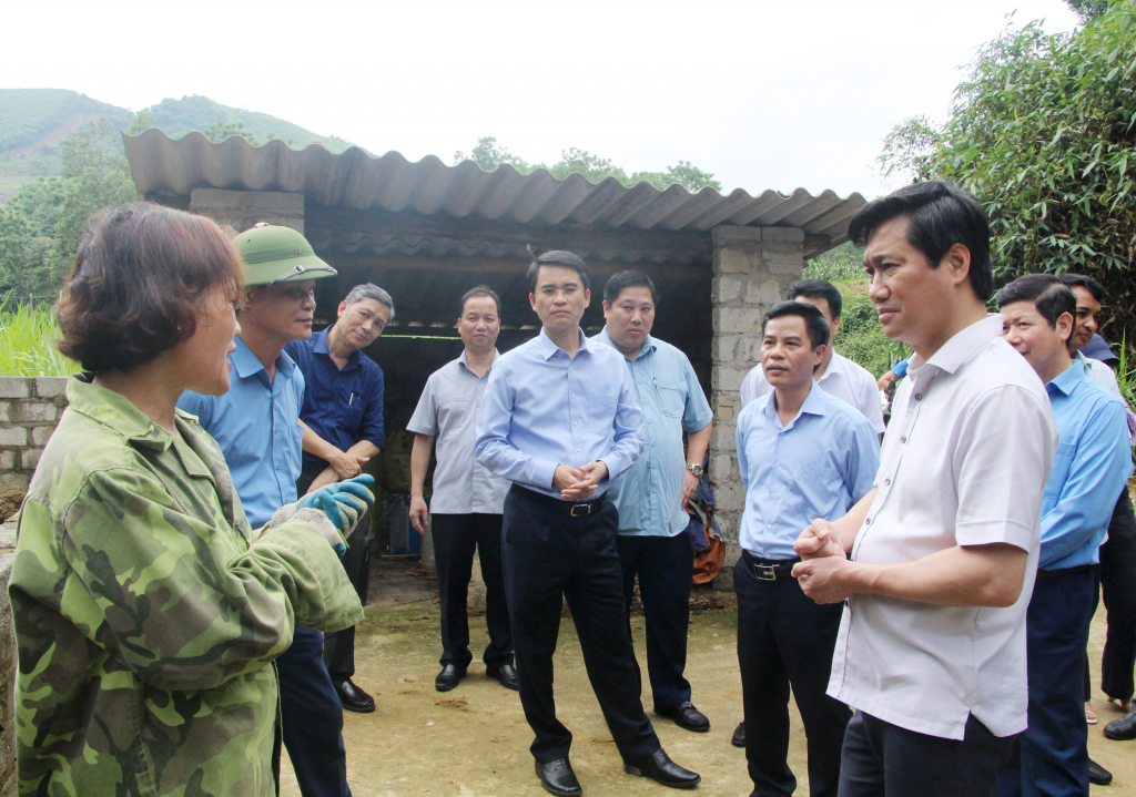 Đồng chí Chủ tịch UBND tỉnh cùng đoàn công tác thăm mô hình kinh tế tổng hợp của gia đình anh    .... Trọng, thôn Làng Mô, xã Đồn Đạc.