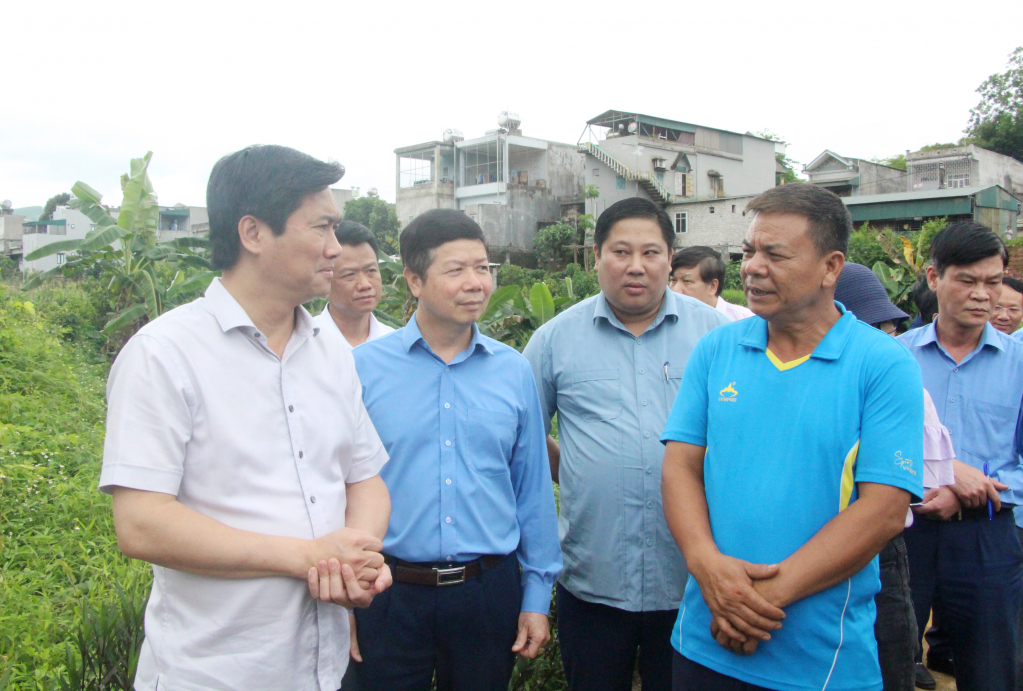 Chủ tịch UBND tỉnh trò chuyện với người dân thôn Tân Tiến, xã Đồn Đạc.