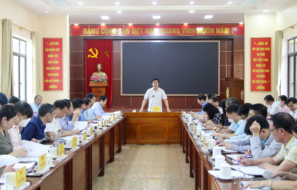 Đồng chí Nguyễn Tường Văn, Chủ tịch UBND tỉnh phát biểu kết luận buổi làm việc với huyện Ba Chẽ.