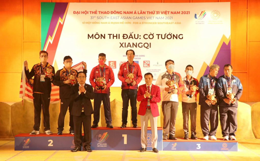 Ban tổ chức trao huy chương vàng nội dung cờ Tướng Đồng đội nam cờ nhanh cho hai vận động viên Lại Lý Huynh và Nguyễn Thành Bảo của Việt Nam 