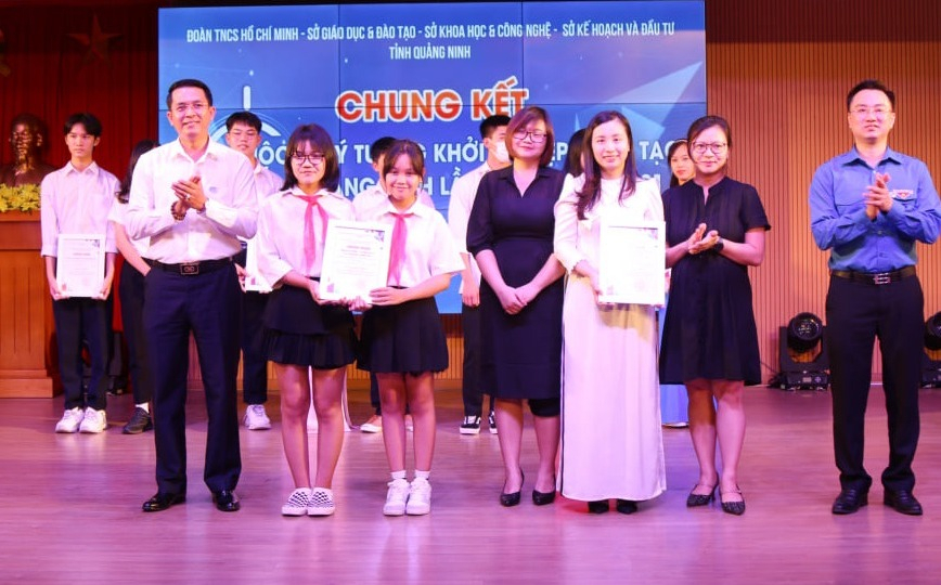 Nguyễn Thị Thanh Hoa và Vũ Thị Hải Ly (Trường THCS Phong Cốc, TX Quảng Yên) giành giải nhất cuộc thi Ý tưởng khởi nghiệp sáng tạo năm 2021.