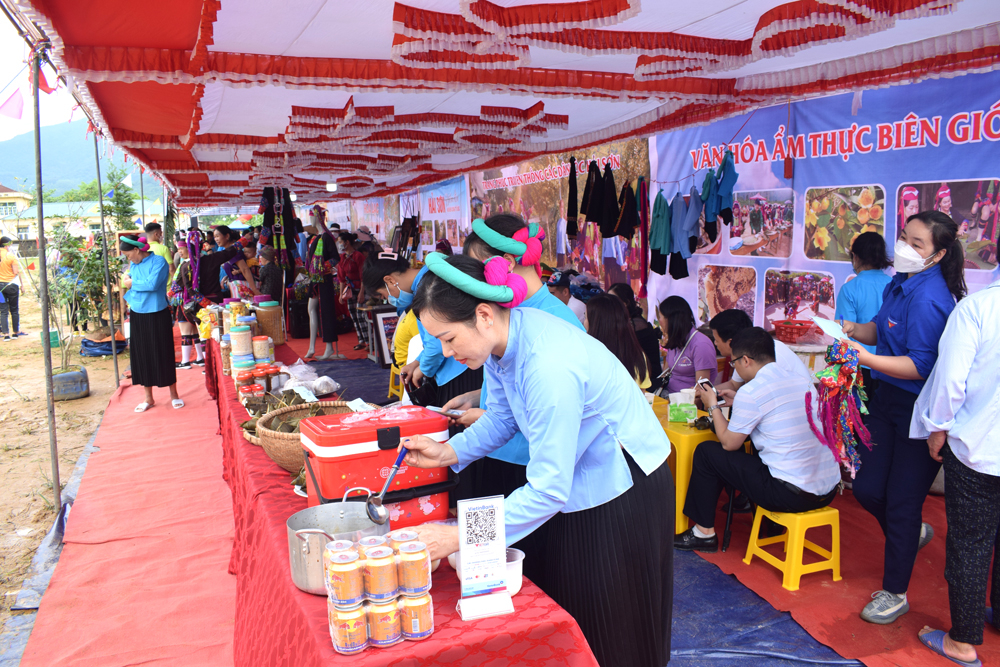 Chợ phiên Pò Hèn tại lễ hội bày bán sản phẩm ẩm thực của các xã, phường của TP Móng Cái