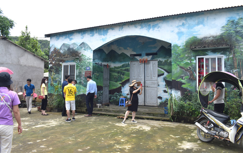 Du khách đến thăm làng Bích họa thuộc xóm họ Đặng, thôn Pò Hèn, xã Hải Sơn.