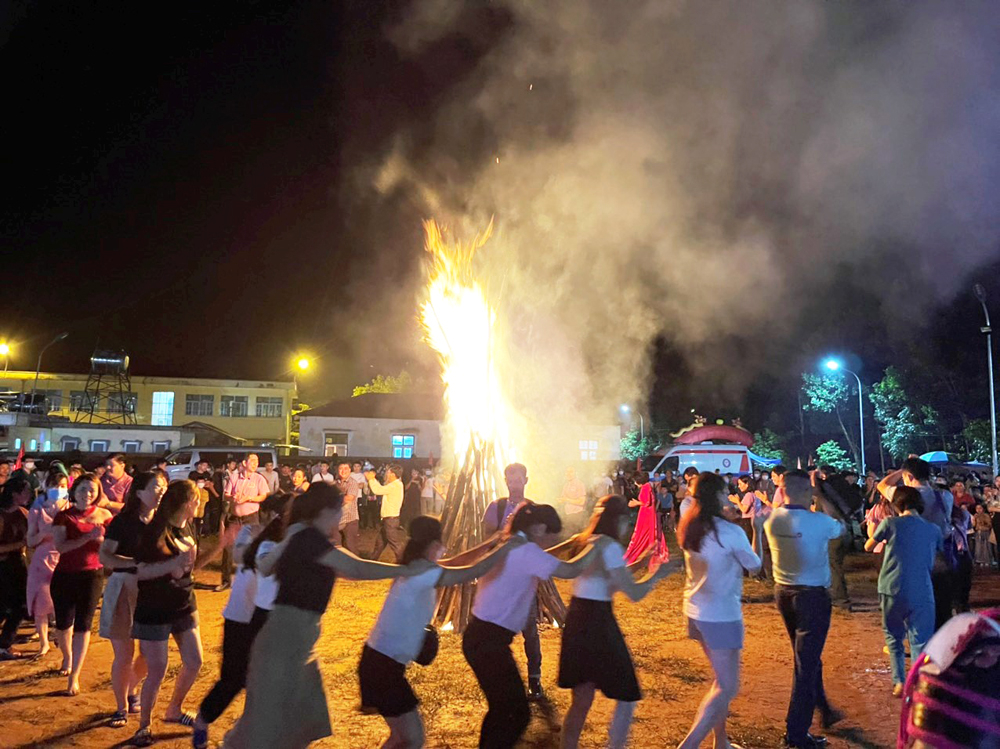 Màn đốt lửa trại, ngọn lửa được lấy từ Đài tưởng niệm Pò Hèn đã thắp lên cho đêm hội thắt chặt tình đoàn kết gắn bó của các dân tộc anh em của xã Hải Sơn và TP Móng Cái.