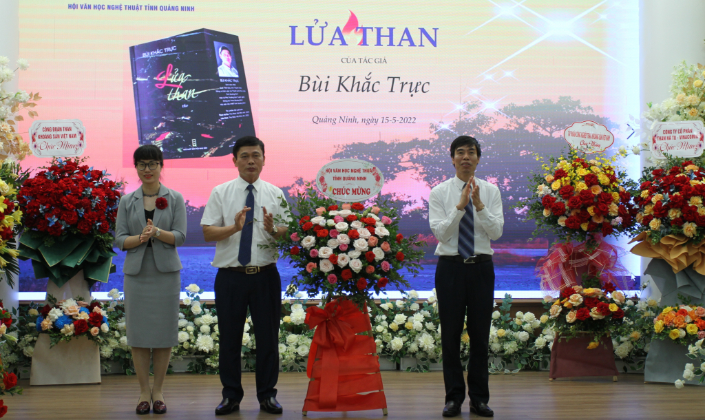 Lãnh đạo Hội Văn học- Nghệ thuật Quảng Ninh tặng hoa chúc mừng tác giả Bùi Khắc Trực.