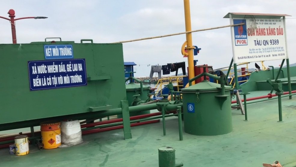 Hình ảnh tuyên truyền về bảo vệ môi trường biển của tàu kinh doanh xăng dầu trên biển neo đậu tại âu tàu Cô Tô.