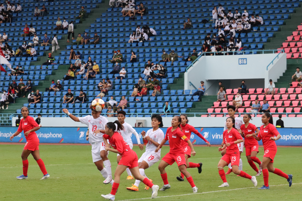 Để bảo vệ khung thành và tìm kiếm cơ hội, đội tuyển Singapore triển khai lối chơi phòng ngự dày đặc.