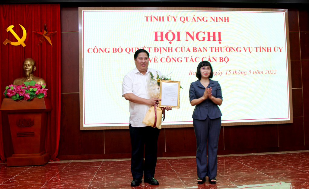 Đồng chí Trịnh Thị Minh Thanh, Phó Bí thư Tỉnh ủy trao quyết định cho đồng chí Đỗ Khánh Tùng, Phó Chủ tịch Ủy ban MTTQ tỉnh.