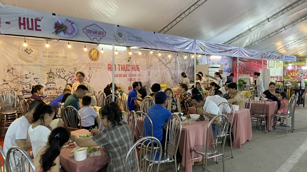 Liên hoan ẩm thực Hạ Long, Quảng Ninh thu huý đông du khách đến trải nghiệm. Ảnh: Hoàng Nga