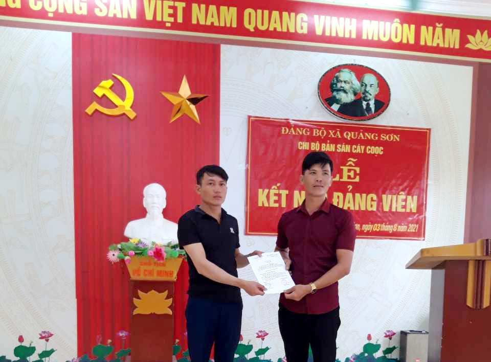 Chi bộ Bán Sán Cây Coọc (xã Quảng Sơn) tổ chức lễ kết nạp đảng cho các quần chúng ưu tú, tháng 8/2021.
