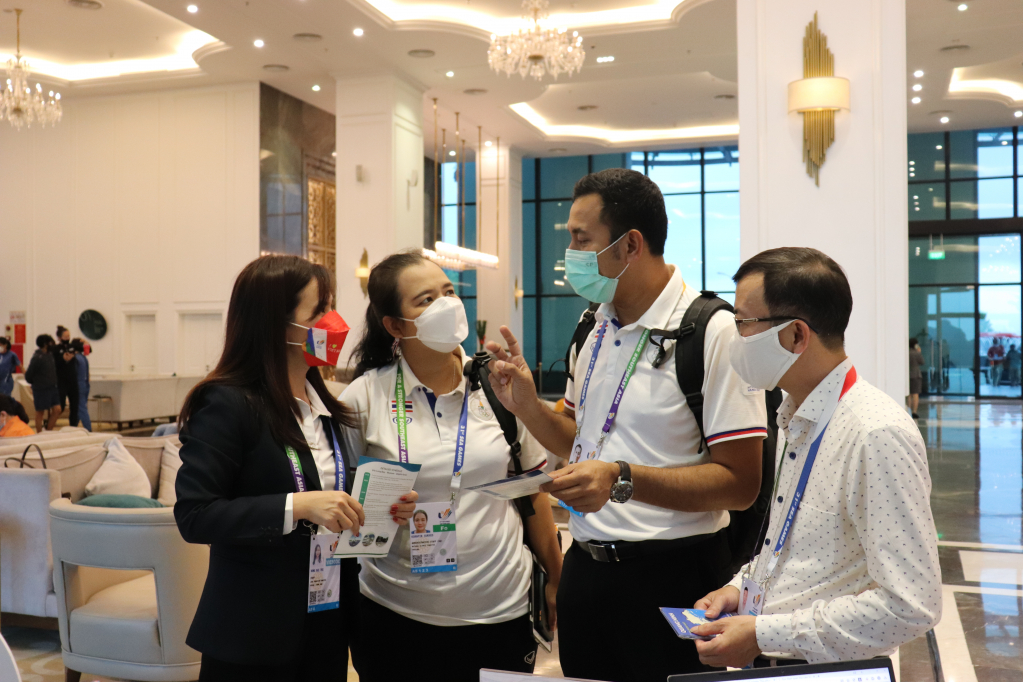 Đại diện đoàn thể thao Thái Lan tìm hiểu thông tin về tour du lịch tham quan Vịnh Hạ Long.