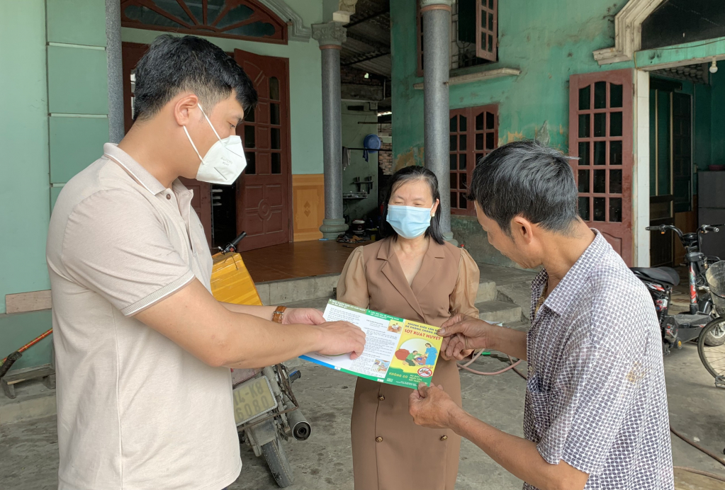 Cán bộ Trạm Y tế xã Hưng Đạo, thị xã Đông Triều tích cực tuyên truyền phòng chống sốt xuất huyết trên địa bàn.