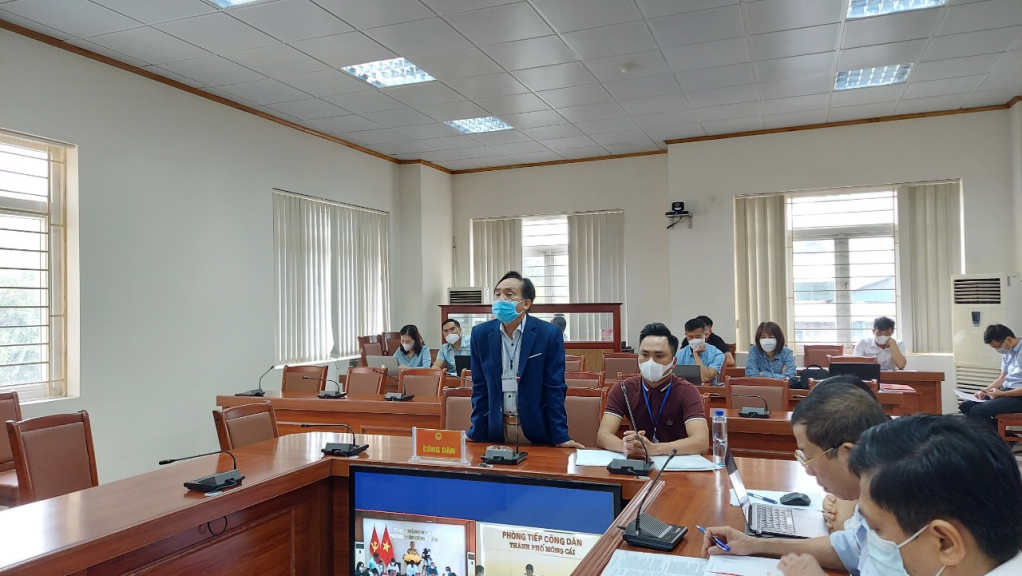 ông Hoàng Minh Tiến trình bày nội dung khiếu nại với Hội đồng Tiếp công dân tỉnh.