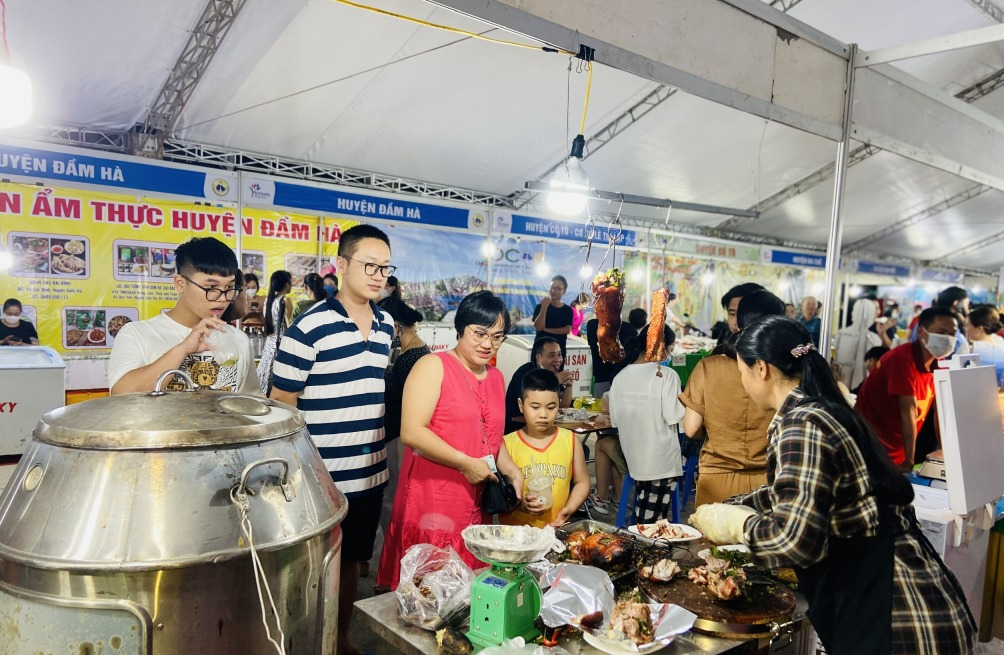 Các món ăn chế biến từ thịt lợn Móng Cái cũng thu hút rất đông người dân đến tham quan và thưởng thức.