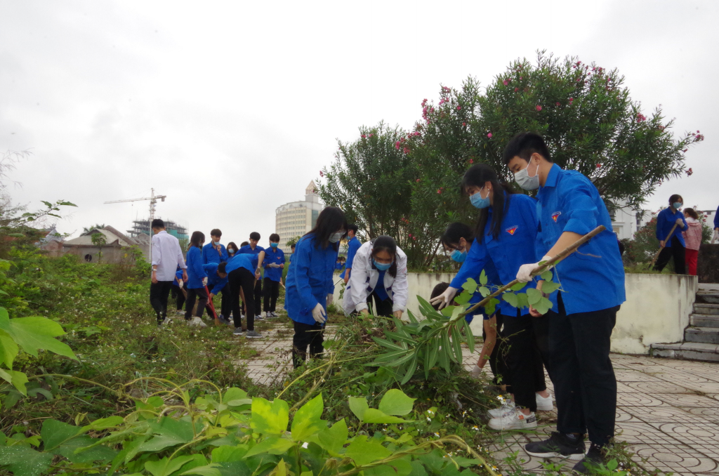 Đoàn viên thanh niên phường Ka Long tham gia dọn vệ sinh môi trường, giữ gìn cảnh quan môi trường xanh, sạch, đẹp.
