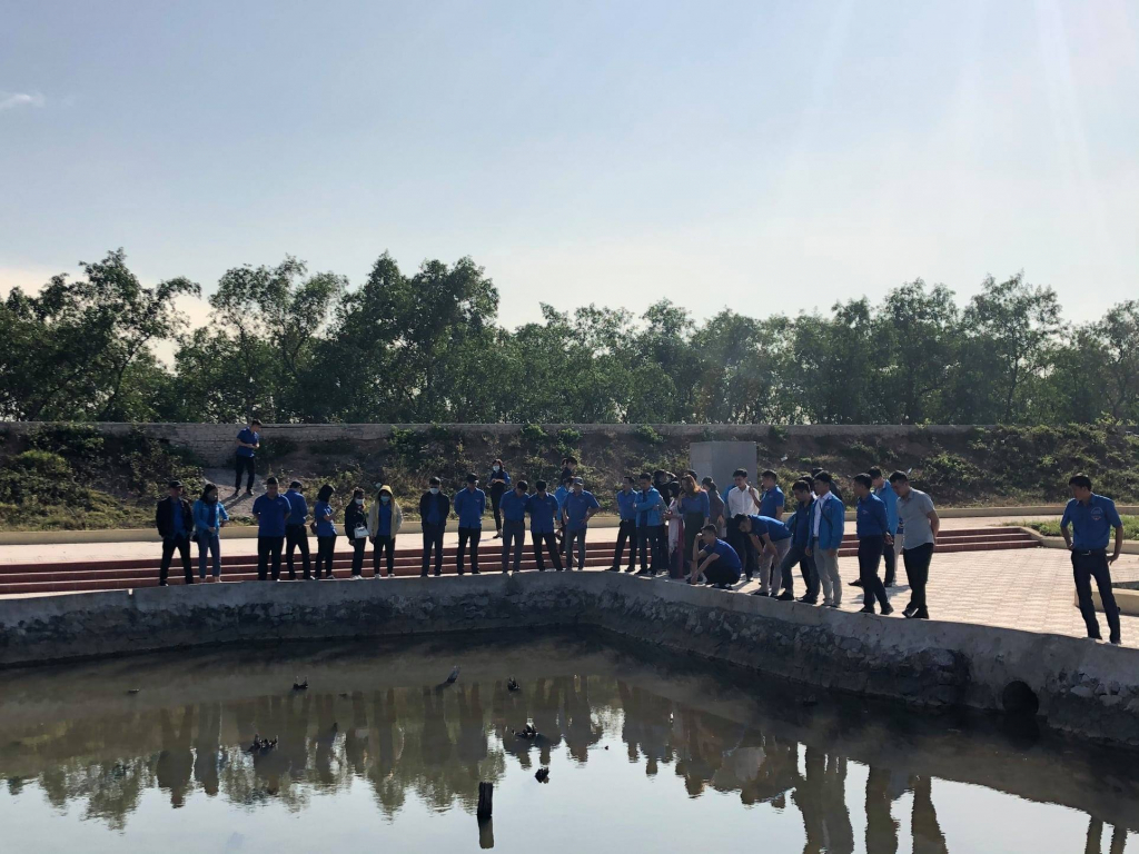 Tỉnh đoàn tổ chức cho 50 đoàn viên cơ sở đi thăm quan Khu di tích lịch sử quốc  gia đặc biệt Bạch Đằng.