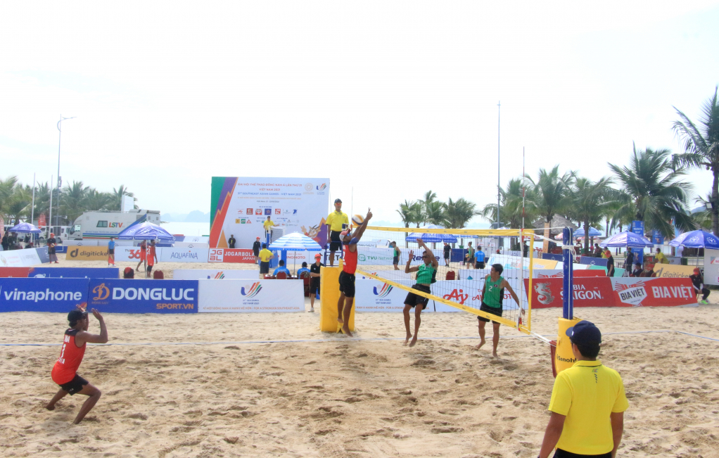 Pha tranh bóng trên không giữa 2 đội tuyển bóng chuyền bãi biển nam Indonesia và Laos.