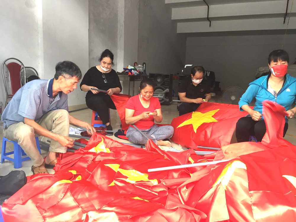 Hội cổ động viên bóng đá Quảng Ninh chuẩn bị hơn 500 lá cờ để cổ vũ cho đội tuyển nữ Việt Nam