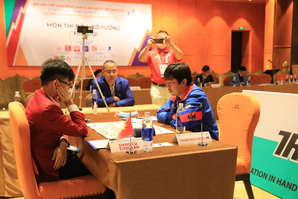 Kỳ thủ Đặng Cửu Tùng Lân dành chiến thắng trước Hen Cham Nan Nan của đội tuyển Campuchia