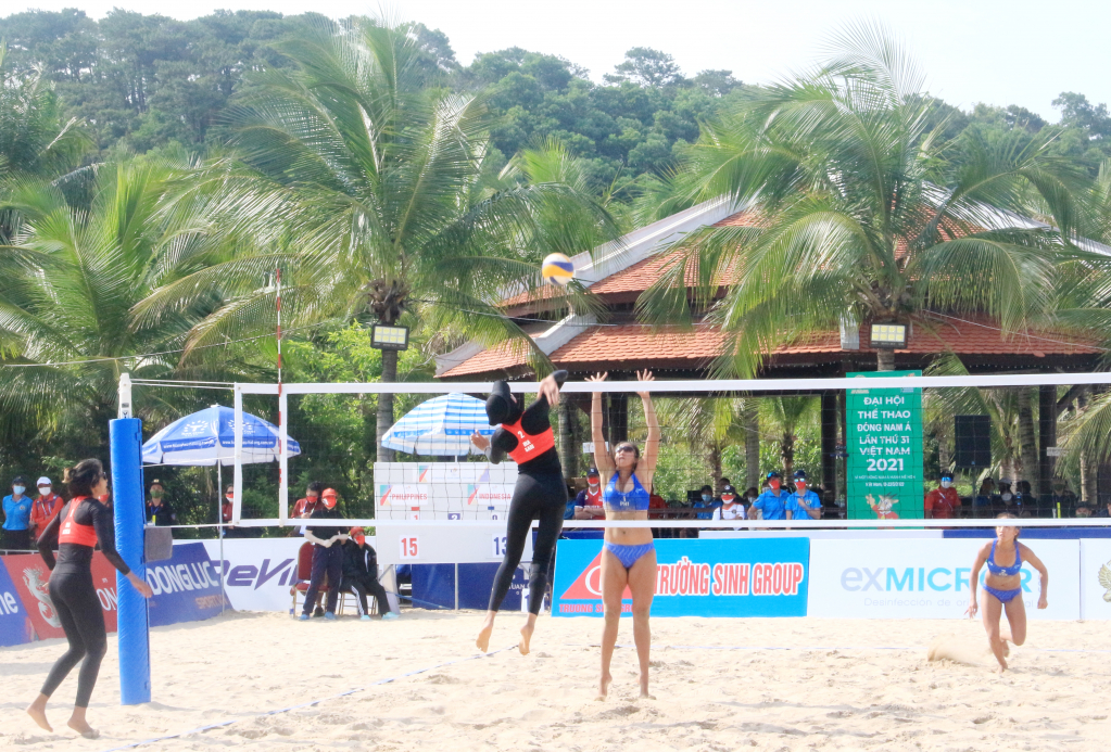 Pha tấn công ghi điểm của đội tuyển bóng chuyền bãi biển nữ Indonesia trước tuyển Philippines.